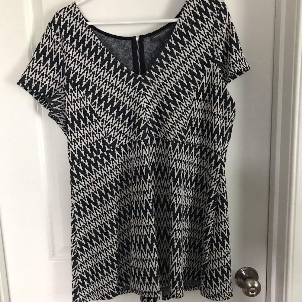 A pea in a pod maternity top - size L